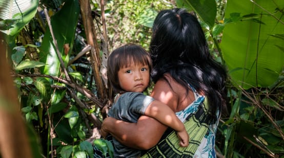 Inheemse Ka'apor-vrouw met kindje in het Amazoneregenwoud