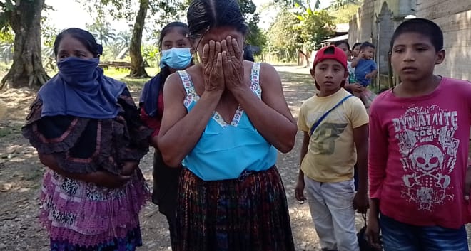 Verschillende Maya vrouwen en kinderen zijn overstuur en getraumatiseerd