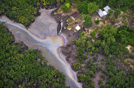 Luchtfoto van oil spill in Nigeria