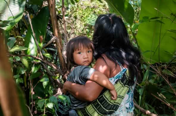 Inheemse Ka'apor-vrouw met kindje in het Amazoneregenwoud