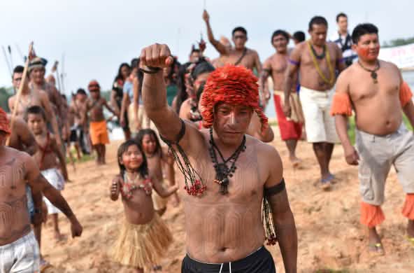 Inheemse Mundurukú demonstreren tegen een stuwdam aan de rivier Tapajos