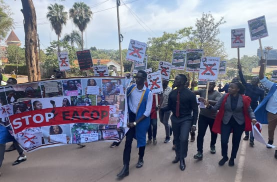 Studenten demonstreren in Uganda tegen de oliepijpleiding EACOP