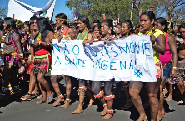 Inheemse vrouwen protesteren in Brazilië tegen de houtkap van hun regenwoud en beschermde gebieden