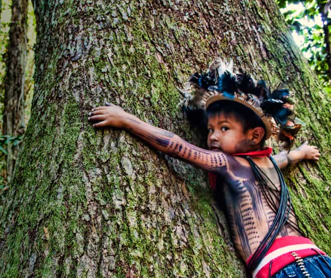 Een kindje van het inheemse volk Paiter Surui, Brazilië