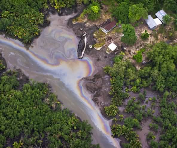 Luchtfoto van oil spill in Nigeria