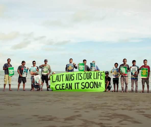 Demonstratie op een strand op het Indonesische eiland Nias