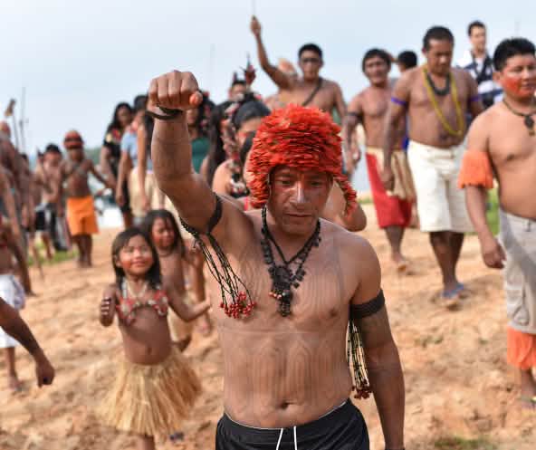 Inheemse Mundurukú demonstreren tegen een stuwdam aan de rivier Tapajos