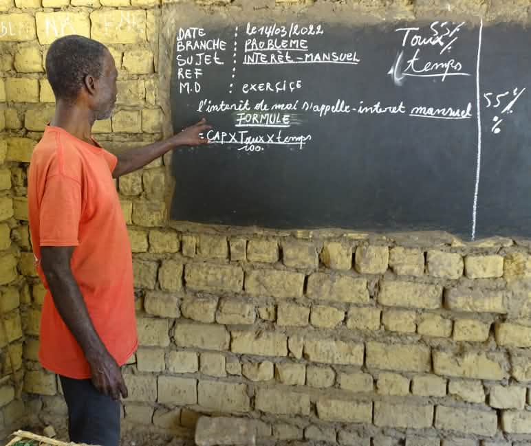 Door educatie kan de bevolking worden bereikt Leraar in een dorpsschool in de DRC