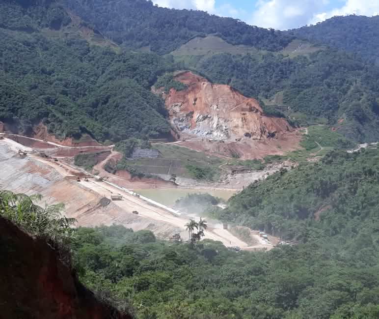 Kopermijn in het regenwoud van Ecuador Dagbouwmijn in het regenwoud van Ecuador