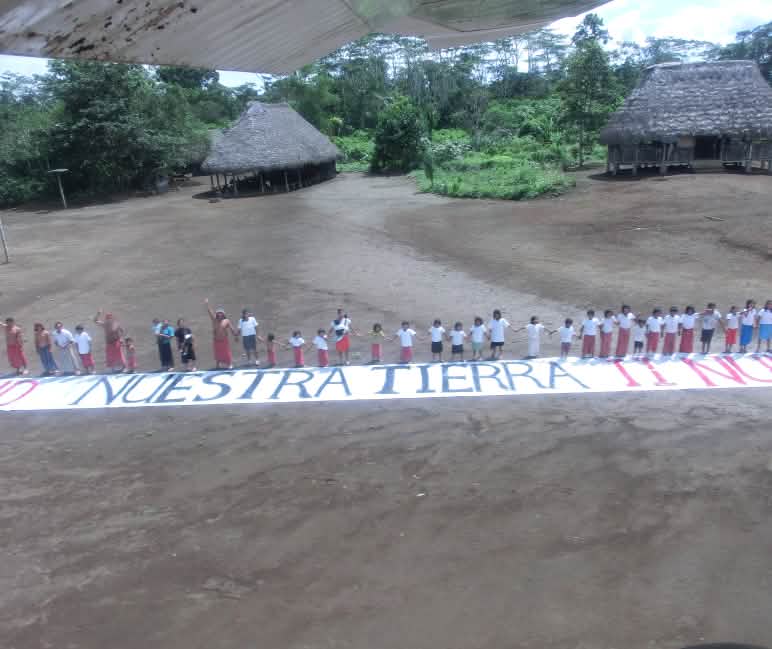 Ons land! – Nuestra tierra! Protesten tegen landroof in Ecuador Ons land! – Nuestra tierra! Menselijke keten met spandoek tegen landroof in Ecuador