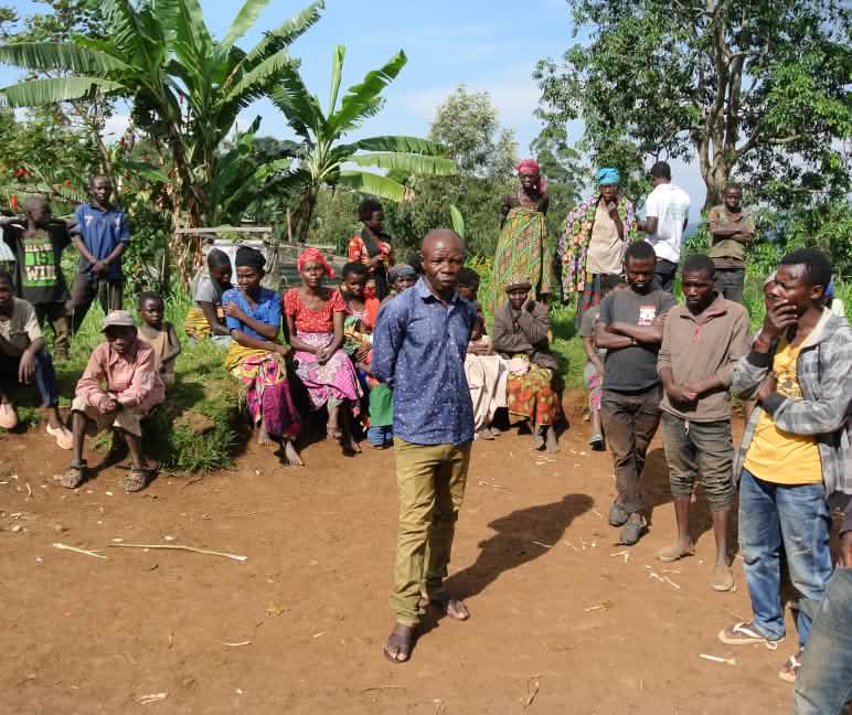 In een Batwa-dorp aan de rand van het Kahuzi-Biega National Park, Democratische Republiek Congo Het Batwa-volk dichtbij het Kahuzi-Biega National Park