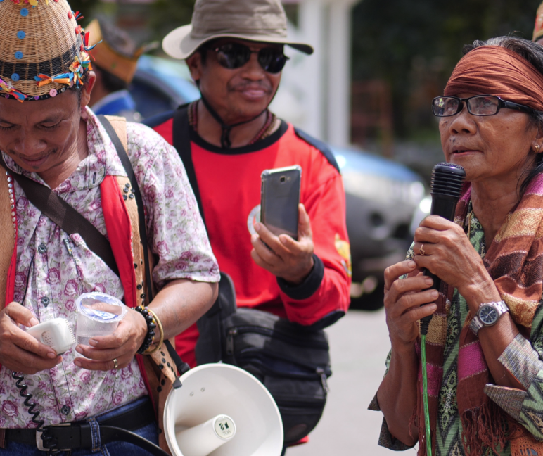 De inheemse Dayak protesteren De inheemse Dayak protesteren