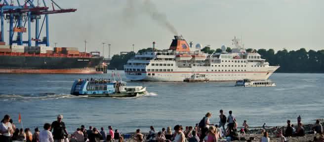 Cruiseschip Hanseatic op de Elbe in Hamburg, Duitsland