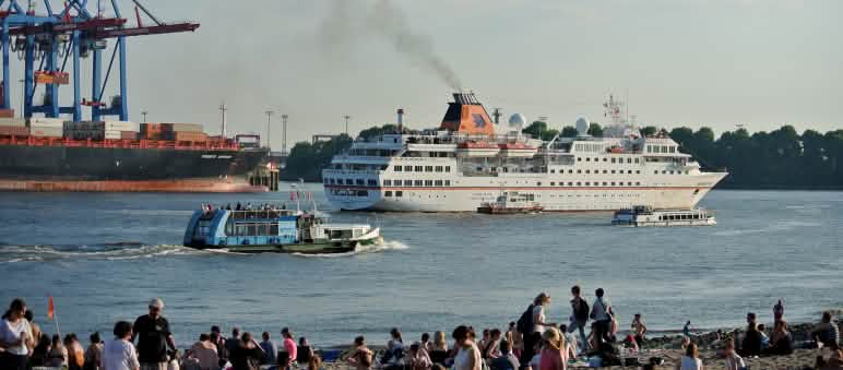 Cruiseschip Hanseatic op de Elbe in Hamburg, Duitsland Cruiseschip Hanseatic op de Elbe in Hamburg, Duitsland