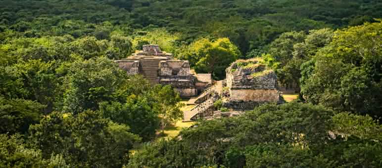 Uitzicht op het regenwoud in Yucatán met de Maya-site Ek Balam. Het gebied is het grootste aaneengesloten tropische bosgebied in Midden-Amerika. Maya-ruïnes in Yucatán