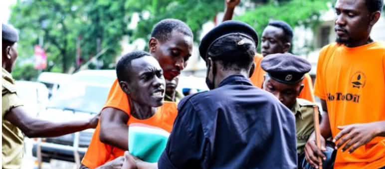 Politie beëindigt demonstratie met geweld Arrestatie van studenten op 24-11-2023 in Kampala
