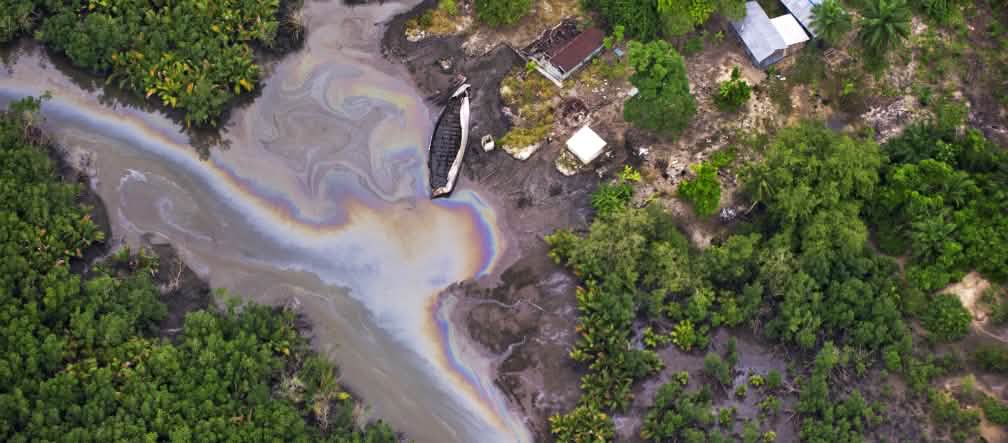 Luchtfoto van oil spill in Nigeria