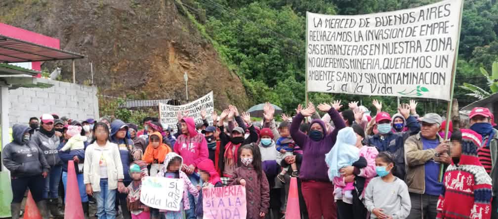 Inwoners van de gemeente Buenos Aires verzetten zich tegen de mijnbouw Mensen protesteren tegen de mijnbouw met spandoeken en posters