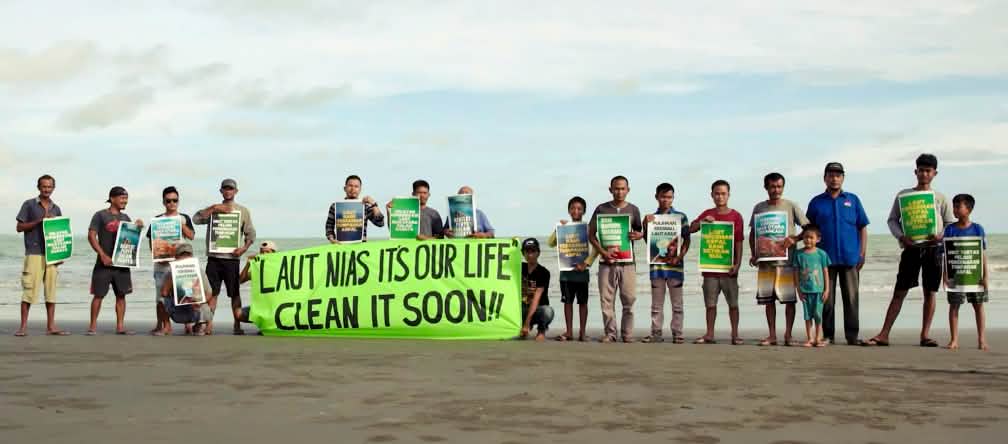 Demonstratie op een strand op het Indonesische eiland Nias