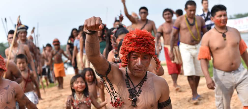 Inheemse Mundurukú demonstreren tegen een stuwdam aan de rivier Tapajos