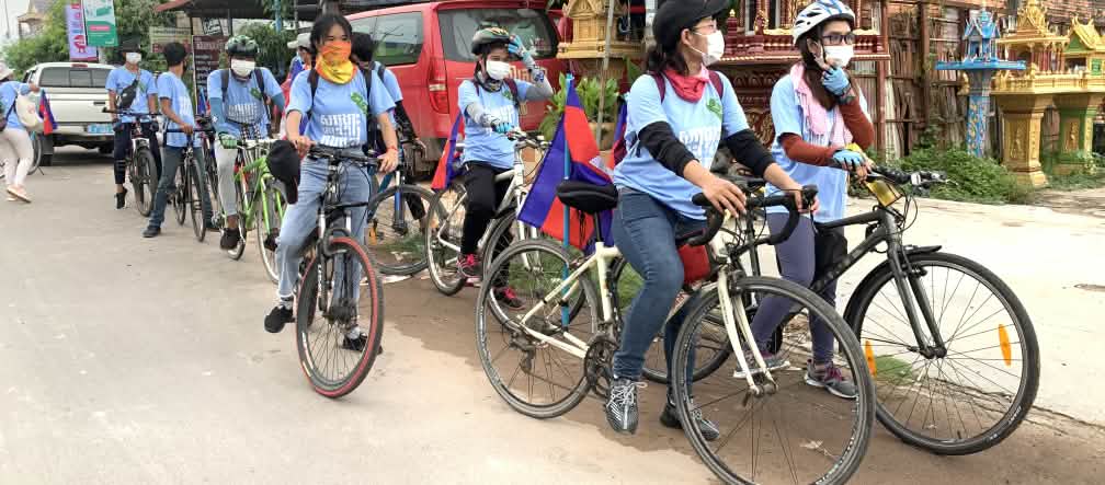 8 jonge activisten demonstreren op hun fietsen
