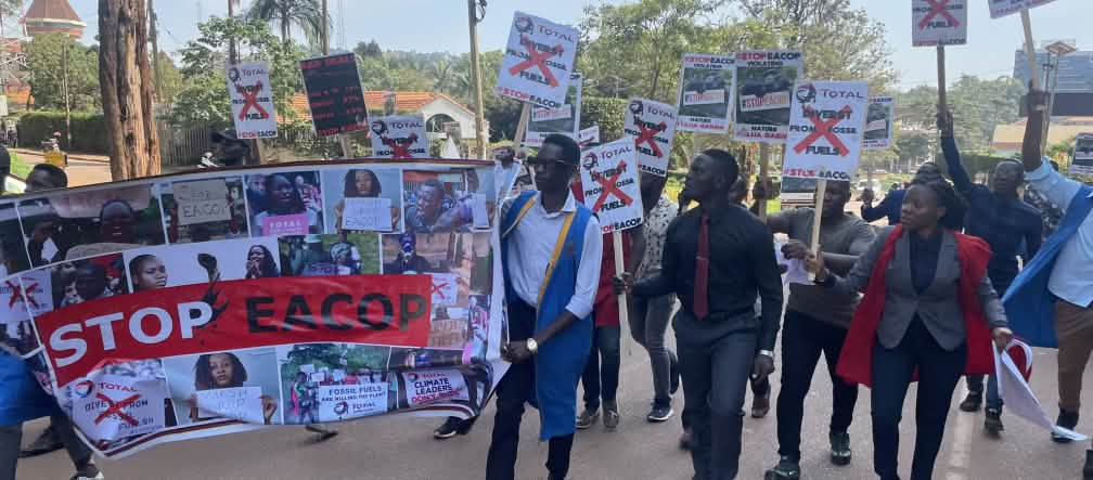 Studenten demonstreren in Uganda tegen de oliepijpleiding EACOP
