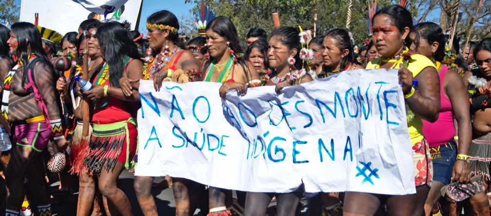 Inheemse vrouwen protesteren tegen de houtkap van hun regenwoud en beschermde gebieden Inheemse vrouwen protesteren in Brazilië tegen de houtkap van hun regenwoud en beschermde gebieden