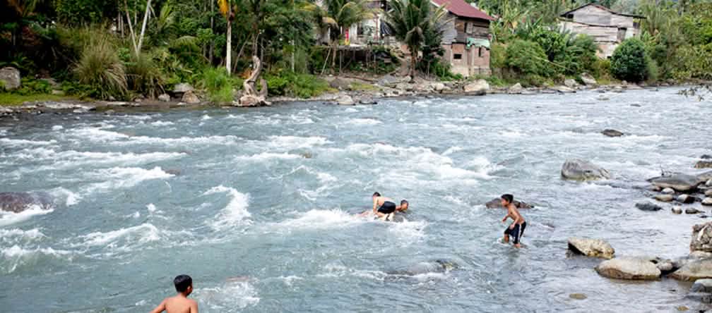 Kinderen in een rivier
