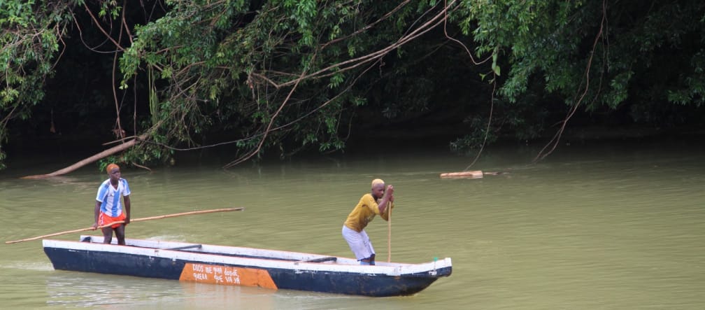 Twee mensen zijn aan het kanoën op een rivier