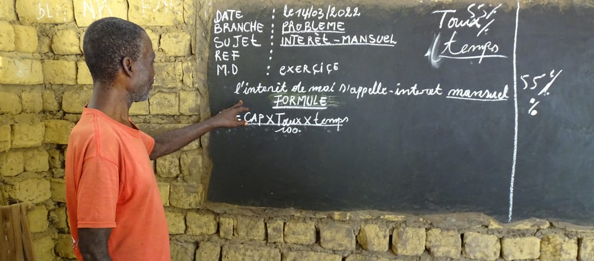 Leraar in een dorpsschool in de DRC