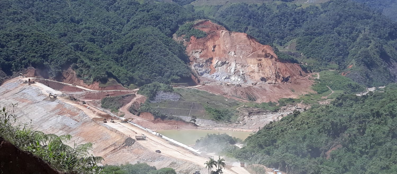 Dagbouwmijn in het regenwoud van Ecuador