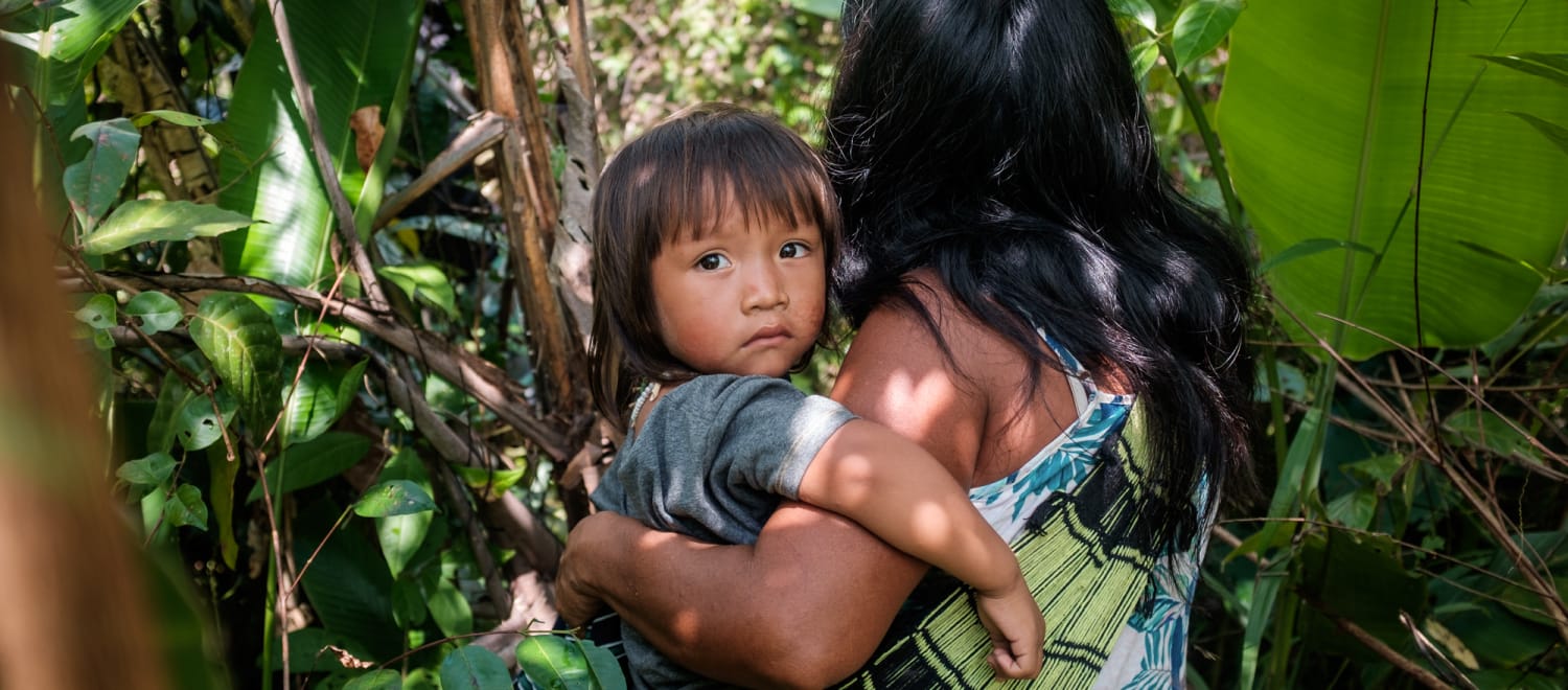 Inheemse Ka'apor-vrouw met kindje in het Amazoneregenwoud