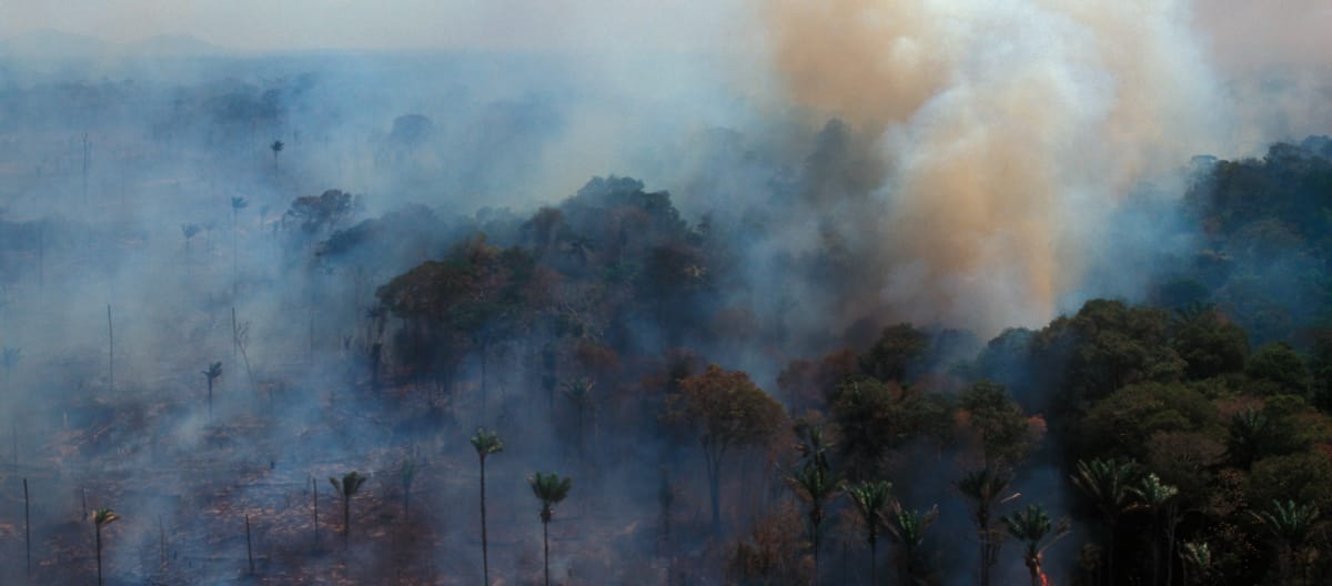 Luchtfoto van brandend Amazone-regenwoud