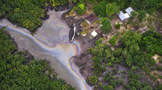 Luchtfoto van oil spill in Nigeria