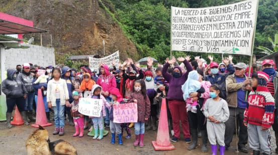 Mensen protesteren tegen de mijnbouw met spandoeken en posters
