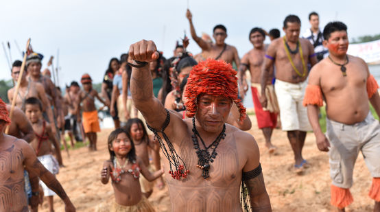 Inheemse Mundurukú demonstreren tegen een stuwdam aan de rivier Tapajos