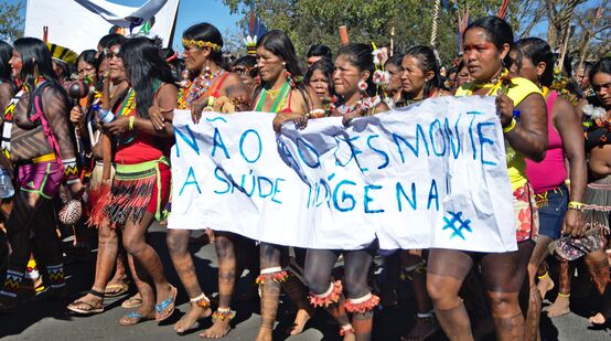 Inheemse vrouwen protesteren in Brazilië tegen de houtkap van hun regenwoud en beschermde gebieden