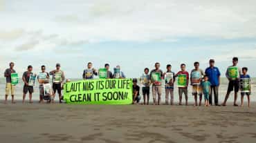 Demonstratie op een strand op het Indonesische eiland Nias