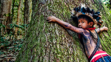 Een kindje van het inheemse volk Paiter Surui, Brazilië