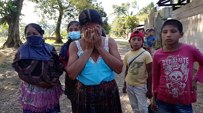 Verschillende Maya vrouwen en kinderen zijn overstuur en getraumatiseerd
