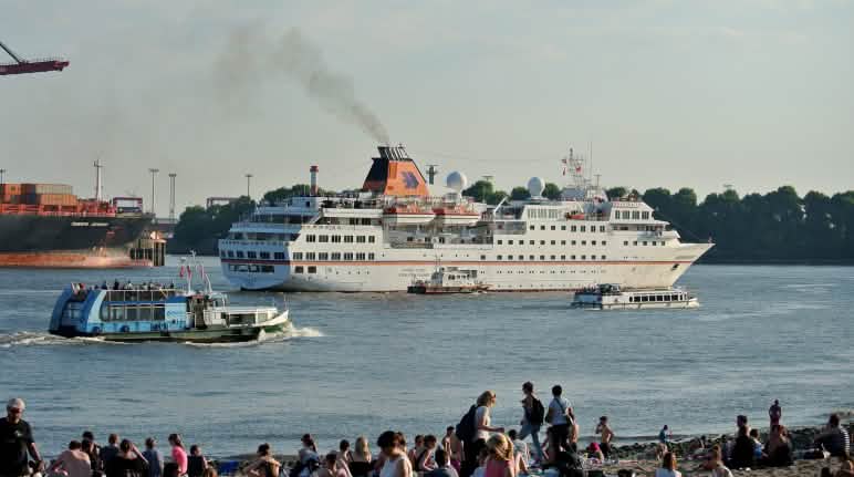 Cruiseschip Hanseatic op de Elbe in Hamburg, Duitsland Cruiseschip Hanseatic op de Elbe in Hamburg, Duitsland