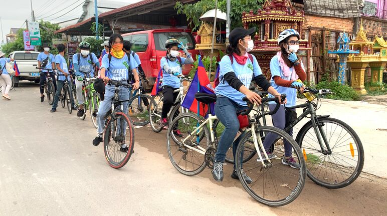 8 jonge activisten demonstreren op hun fietsen
