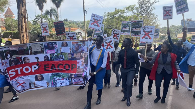 Studenten demonstreren in Uganda tegen de oliepijpleiding EACOP