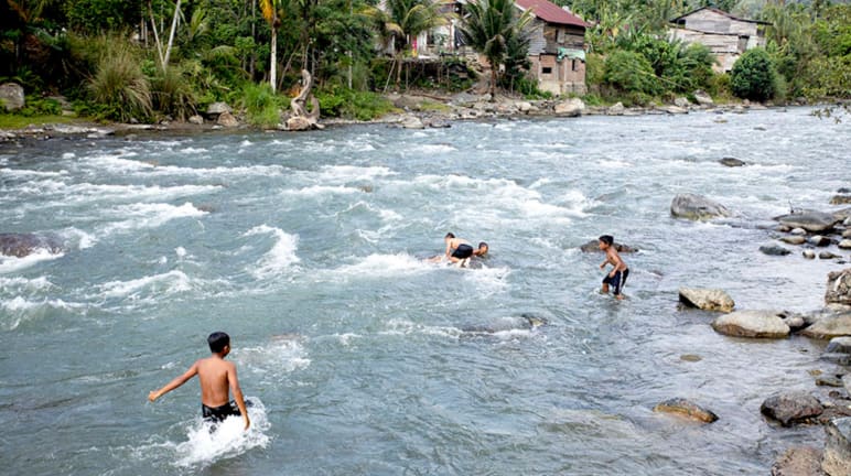 Kinderen in een rivier