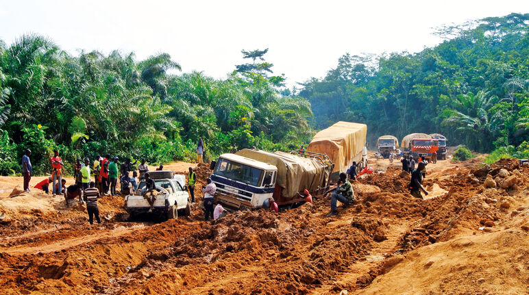 Vrachtwagen die vast zijn gelopen in de modder, Liberia