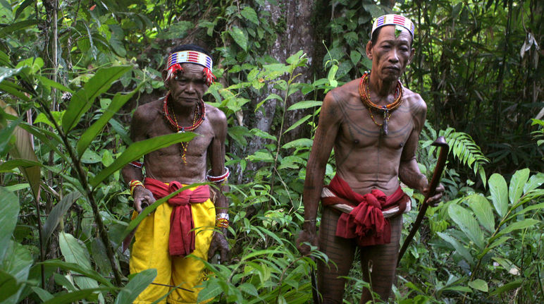 Twee inheemse mannen op Siberut