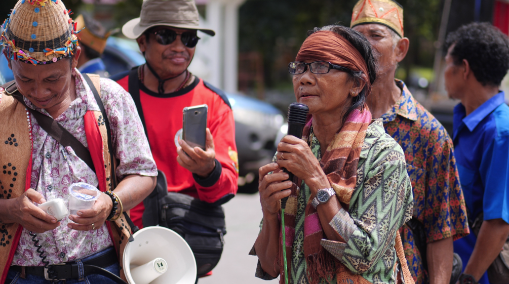 De inheemse Dayak protesteren